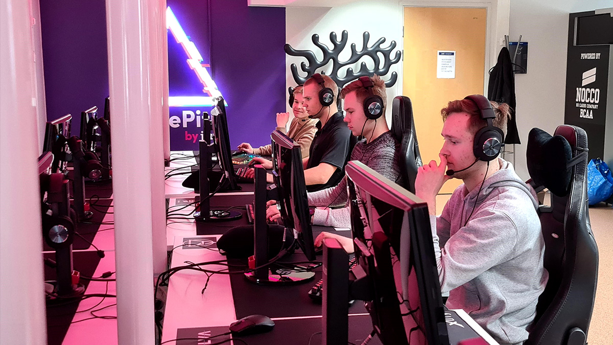 E-sport tiimi pelaamassa GamePit Pro:lla
